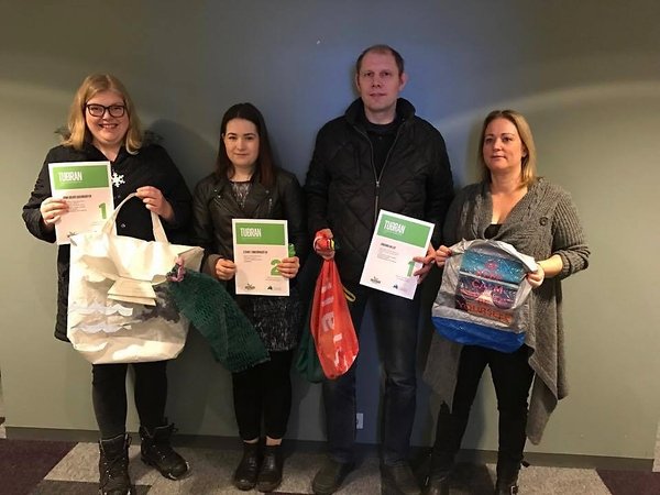 Vinningshafara í Tuðrunni. Á myndinni er einnig verkefnastjóri sem heldur á vinningstuðru sem lenti …
