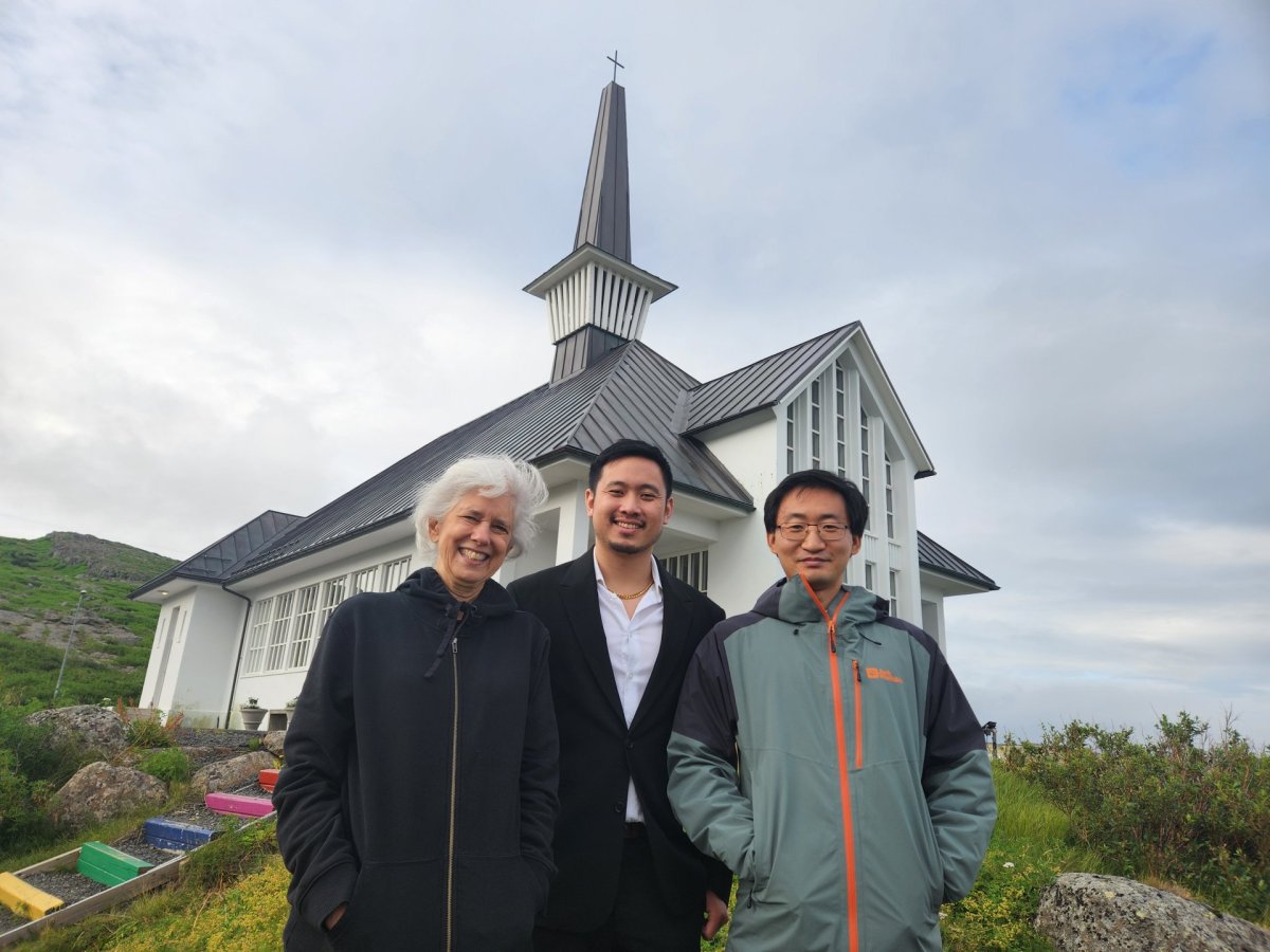 Antoinette Perry, Andrew J. Yang og Carl Zhang fyrir utan Hólmavíkurkirkju.
Ljósmynd: Skúli Gautas…