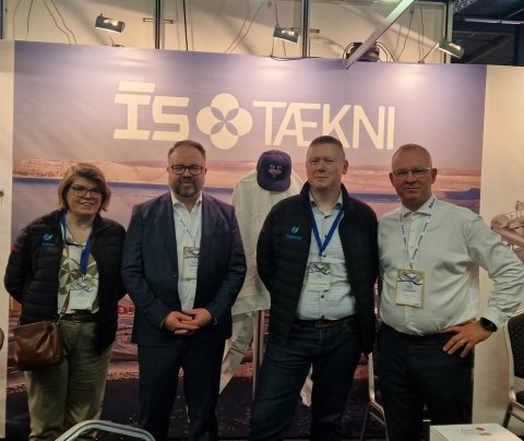 Frá Sjávarútvegssýningunni 2025, bikar Vestra í baksýn.