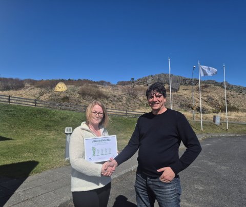 Heiðrún Harðardóttir, starfsmaður Strandabyggðar, tekur við viðurkenningu frá Vestfjarðastofu úr hön&hellip;