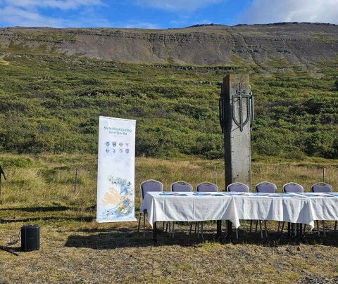 Að þybbast við, ýta á og láta eigi kúgast
