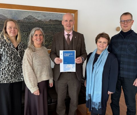 Starfshópurinn með Eyjólfi Ármannssyni innviðaráðherra. Frá vinstri eru: Valgerður Gréta Benediktsdó&hellip;