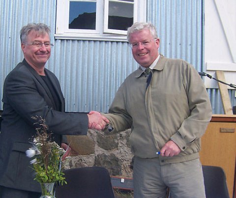 Rögnvaldur Guðmundsson og Einar K. Guðfinnsson ráðherra handsala viljayfirlýsinguna