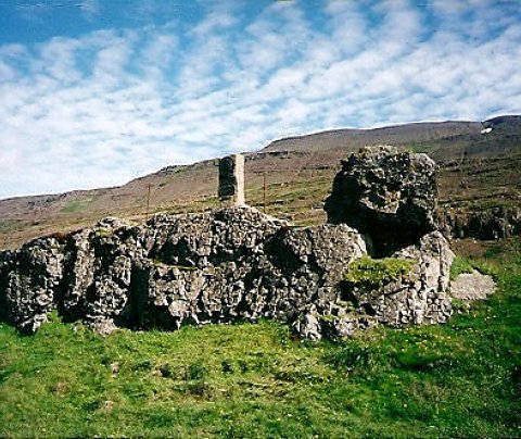 Minnisvarði um Matthías Jochumsson í Þorskafirði - ljósm. Ásdís Jónsdóttir