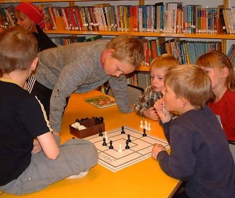 Á bókasafni á Hólmavík - ljósm. Sögusmiðjan