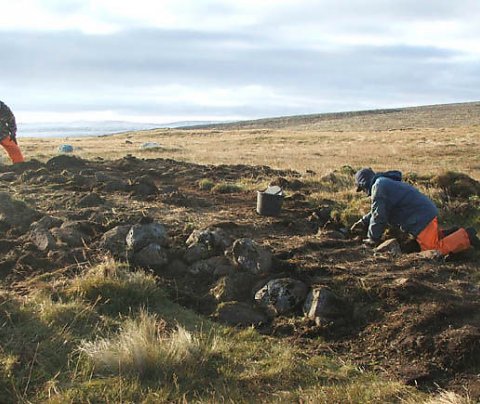 Rannsókn á hvalveiðistöð Baska á Strákatanga - ljósm. Sigurður Atlason