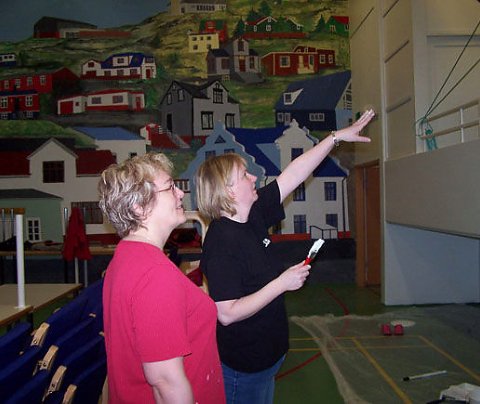 Sjálfboðavinna í Félagsheimilinu á Hólmavík - ljósm. Sögusmiðjan