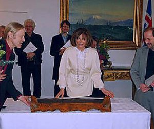 Dorrit Moussaieff afhendir forsvarsmönnum Strandagaldurs Eyrarrósina 2007