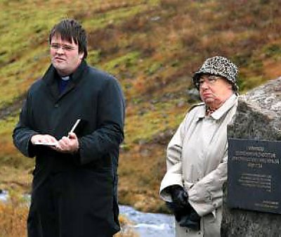 Sr. Leifur R. Jónsson og Ingveldur Hjartardóttir við afhjúpun minnisvarðans - www.patreksfjordur.is