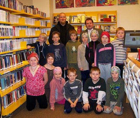 Fjórði bekkur ásamt Jóni Jónssyni menningarfulltrúa og Arnari S. Jónssyni formanni Menningarmálanefn…