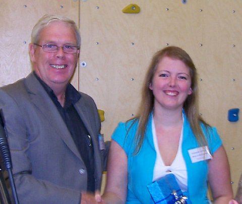 Gunnar Hallsson afhendir Albertínu Elíasdóttir gjöf frá Menningarráðinu