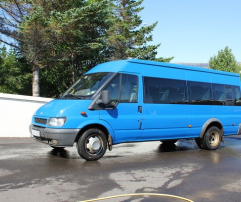 Bíll frá Hópferðamiðstöð Vestfjarða