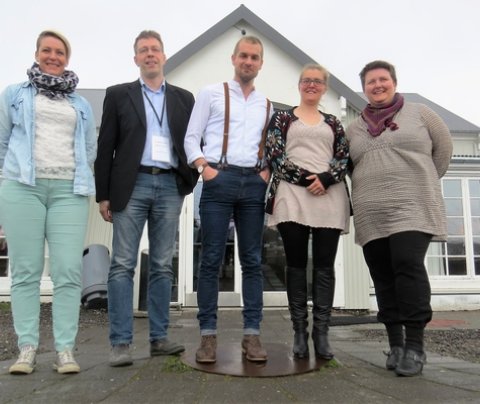 Ný stjórn FV fyrir utan Edinborgarhúsið á Ísafirði