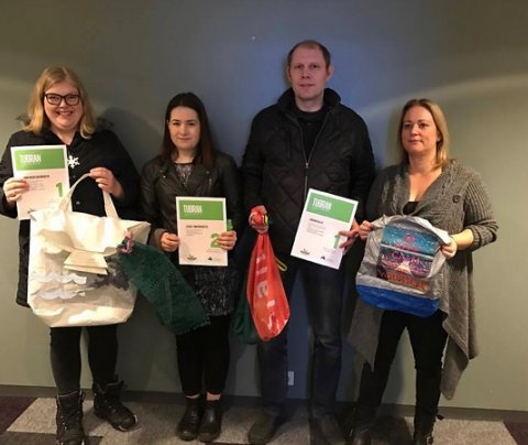 Vinningshafara í Tuðrunni. Á myndinni er einnig verkefnastjóri sem heldur á vinningstuðru sem lenti …