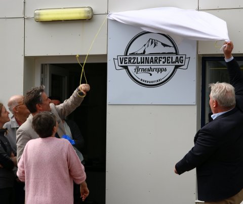 Ráðherra afhjúpar merki Verzlunarfjelags Árneshrepps.
Ljósmynd: Kristján Þ. Halldórsson