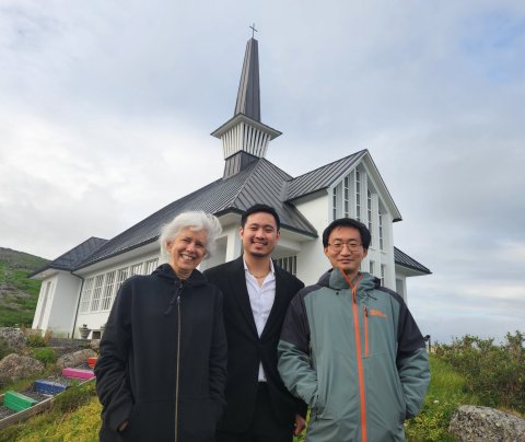 Antoinette Perry, Andrew J. Yang og Carl Zhang fyrir utan Hólmavíkurkirkju. 
Ljósmynd: Skúli Gautas…