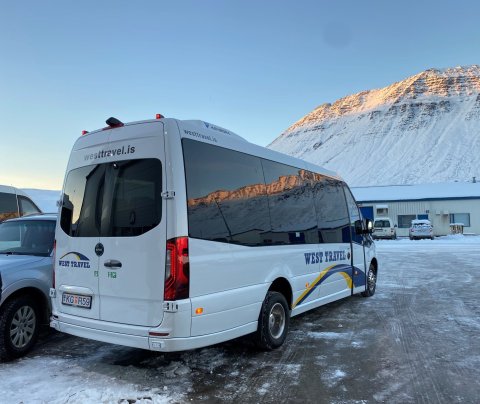 Vestfirskar ævintýraferðir fá afhenta rafmagnsrútu