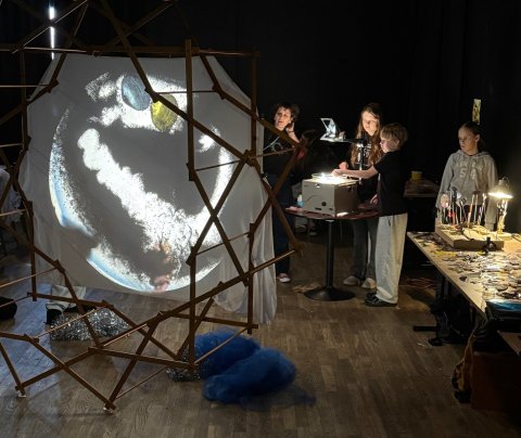 Vestfirsk börn tóku þátt í Sólmyrkvaleikunum