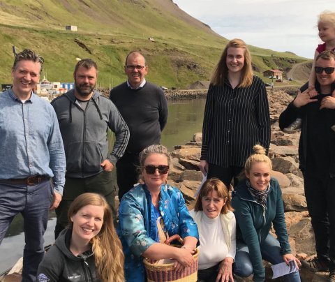 Nokkrir styrkþega í blíðskaparveðri í Norðurfirði.