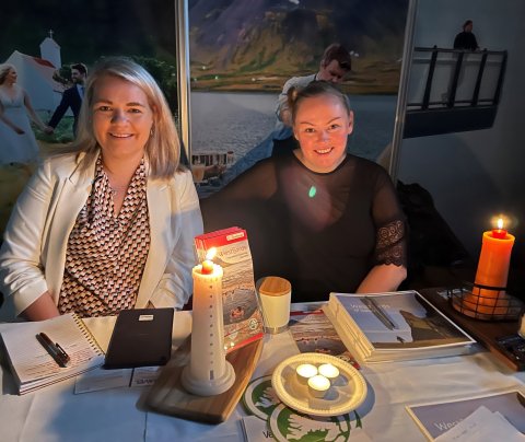 Sædís og Díana í notalegu kertaljósi